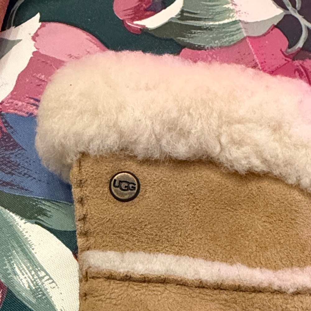 UGG Sheepskin Seamed Tech Tan Shearling Lined Gloves - Picture 4 of 8
